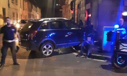 Carambola tra due auto, una finisce dentro al muro di un palazzo