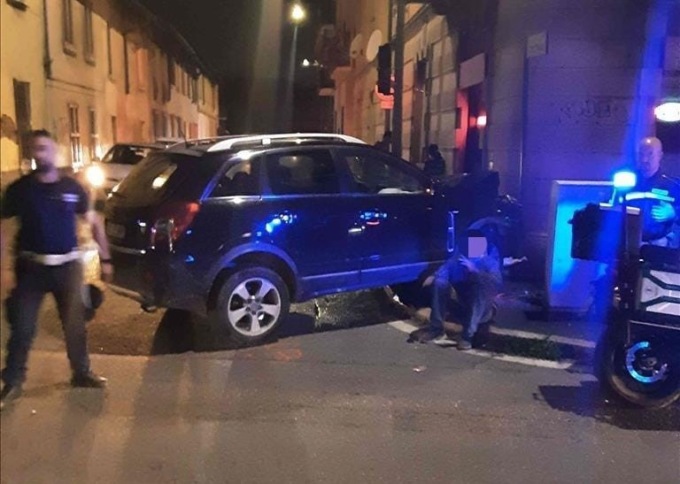 Carambola tra due auto, una finisce dentro al muro di un palazzo