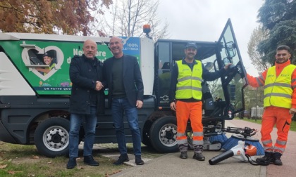 A Cologno Monzese la mini spazzatrice elettrica che pulisce anche le ciclabili