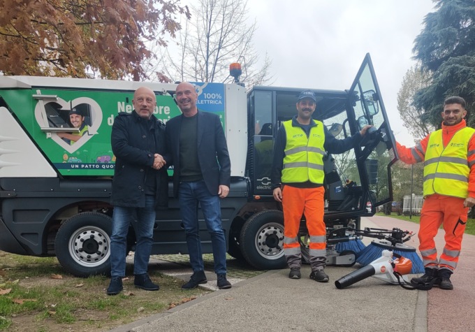 A Cologno Monzese la mini spazzatrice elettrica che pulisce anche le ciclabili