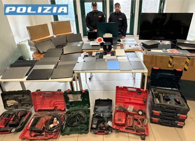 In cantina 200 Pc, tablet, cellulari e Tv led: 62enne indagato per ricettazione