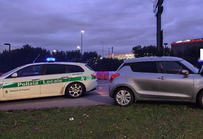 Si schianta ubriaco alla guida e chiama un amico per riportarlo a casa: era sbronzo anche lui