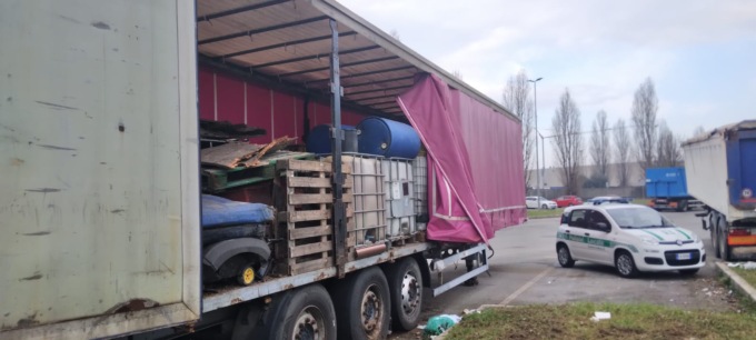 Un camion di rifiuti abbandonato nel parcheggio a Melzo: caccia al responsabile
