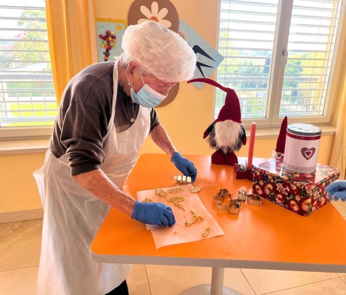 Alla RSA San Felice di Segrate i “nonni pasticceri” preparano dolci per i meno fortunati