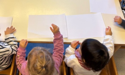 Una bella tradizione: i bambini di Cassina fanno gli auguri ai nonni della Rsa