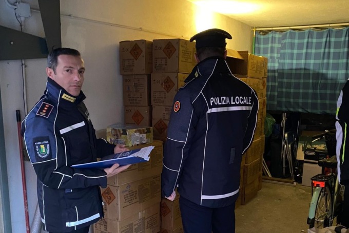 Maxi sequestro di fuochi d’artificio a Cologno Monzese: 10mila euro di botti