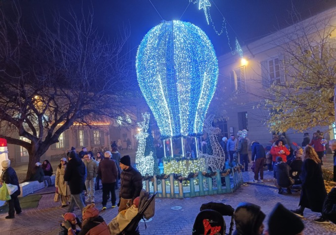 Natale con la filodiffusione in centro a Cernusco sul Naviglio, scoppia la polemica