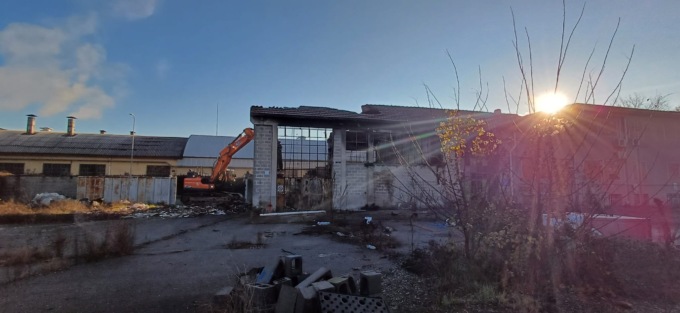 Ex Ceca di Pioltello: partite le opere di abbattimento della fabbrica abbandonata