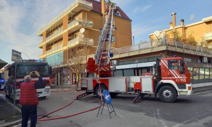 Fumo dal sottotetto di un palazzo di Melzo, intervengono i pompieri