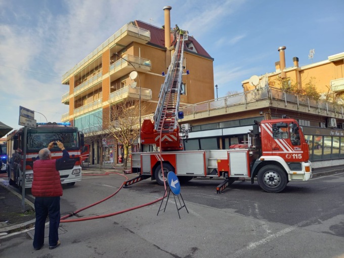 Fumo dal sottotetto di un palazzo di Melzo, intervengono i pompieri