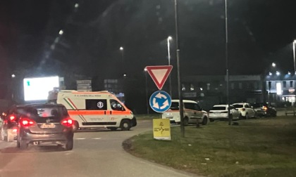 Incidente alla rotonda di Cassano: ambulanza, automedica e Carabinieri