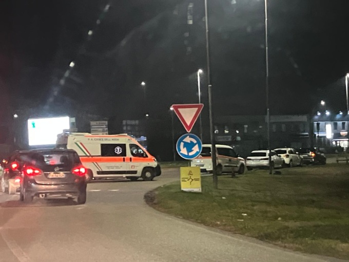Incidente alla rotonda di Cassano: ambulanza, automedica e Carabinieri