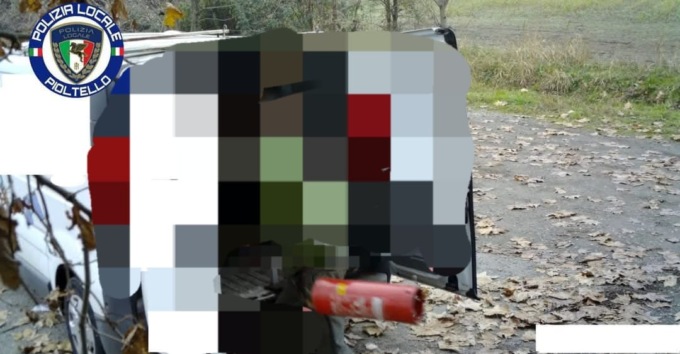 Sgomberano un ufficio e poi scaricano tutti i rifiuti in mezzo ai campi