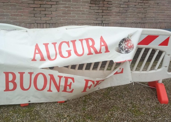 Vandali in azione: la Pro loco di Truccazzano augura il buon Natale, striscione strappato