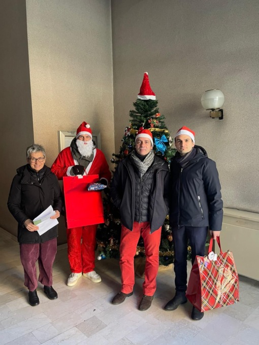 L’albero solidale regala speranza e gioia ai bambini di Cassano d’Adda