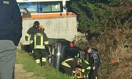 Auto esce di strada e finisce in un fosso a Rodano. Intervento dei Vigili del fuoco