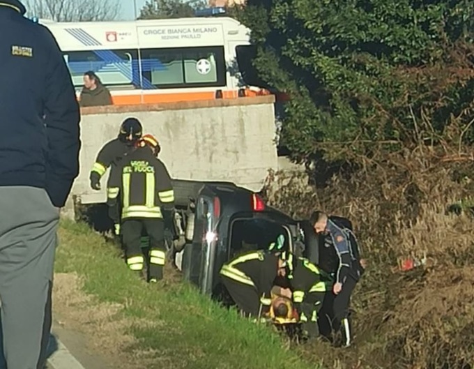 Auto esce di strada e finisce in un fosso a Rodano. Intervento dei Vigili del fuoco