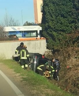 rodano incidente con auto nel fosso