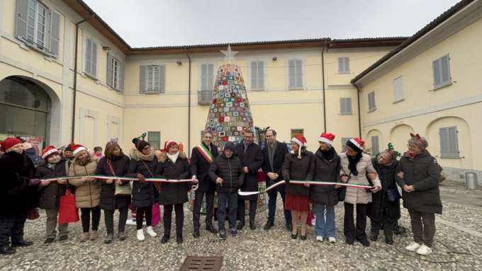 Uno speciale albero di Natale fatto tutto all’uncinetto
