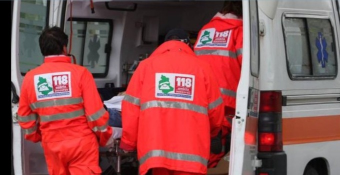 Auto si ribalta in un incidente a Vaprio d’Adda