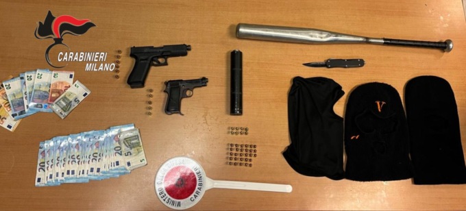 Inseguimento sulla Padana di un’auto: nell’abitacolo pistole, passamontagna, coltello e una mazza
