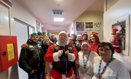 Babbo Natale arriva in moto per portare i doni ai bimbi ricoverati