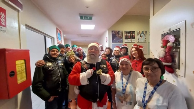 Babbo Natale arriva in moto per portare i doni ai bimbi ricoverati