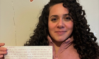 Compra un cappotto e ci trova la lettera di una figlia alla sua mamma scritta nel 2002