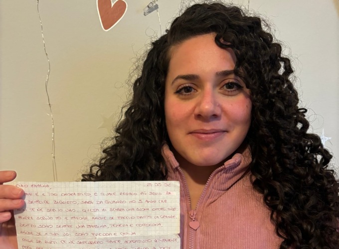 Compra un cappotto e ci trova la lettera di una figlia alla sua mamma scritta nel 2002