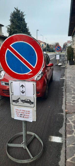 E’ successo per davvero: prima fanno le strisce, poi asfaltano le strade!