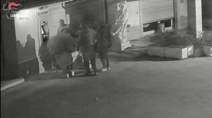 La bande “esplosiva” dei bancomat: arrestate 8 persone. Colpi in tutta l’Italia