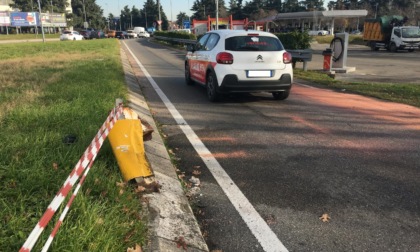 Esce di strada, colpisce un cartello e si ribalta con la Mercedes