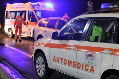 Colpito da un camion in transito, pedone 50enne finisce dentro un fosso