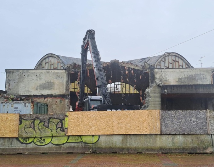 Ruspe in azione: iniziata la demolizione della chiesa mai finita