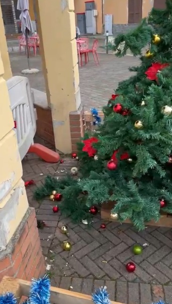 Pozzo, distrutto l’albero della Pro loco