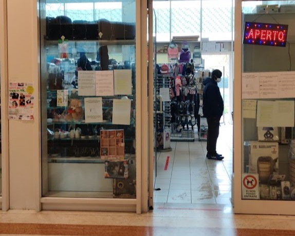 Preso in flagrante mentre ruba al Bazar di Pioltello: il giudice dispone il divieto di dimora a Milano