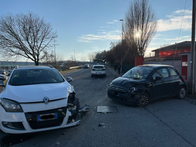 Trezzo, incidente frontale in via Mazzini: due automobilisti in ospedale