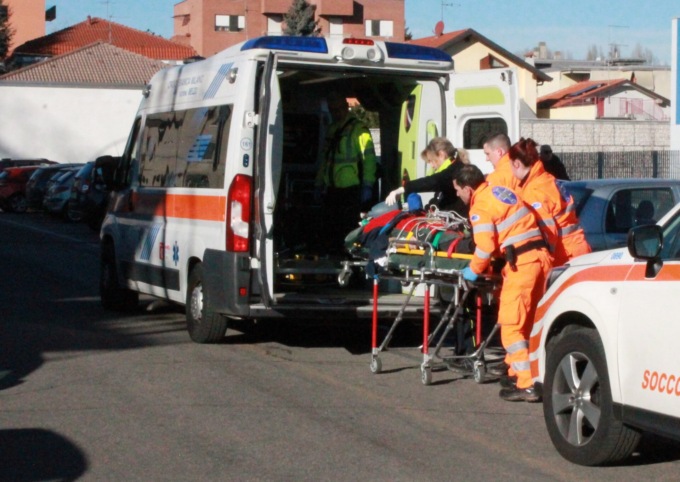 Precipita dal secondo piano, anziano soccorso a Melzo