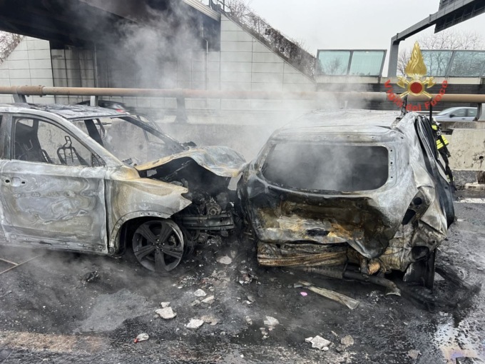 Macchine in fiamme lungo la A4 dopo un incidente