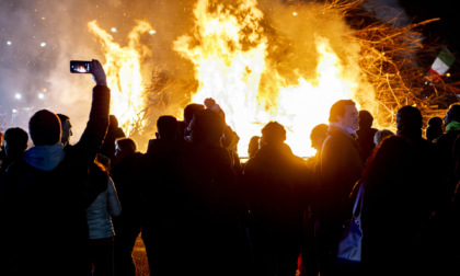 Il Falò di Sant’Antonio illumina l’inverno di Cassano d’Adda