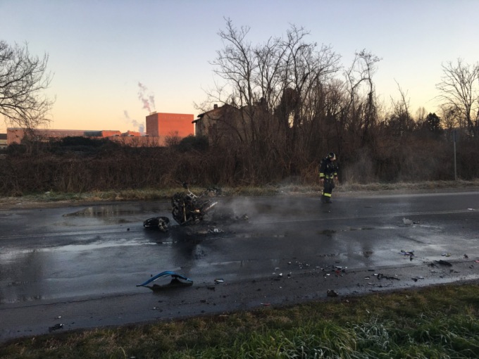 Incidente con tamponamento, moto distrutta da un incendio
