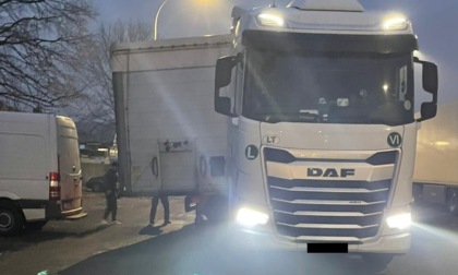 Camion perde il rimorchio che rischia di centrare 5 auto in sosta e un ciclista