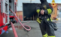 Incendio in un capannone: le immagini dei soccorsi