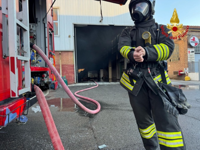 Incendio in un capannone: le immagini dei soccorsi