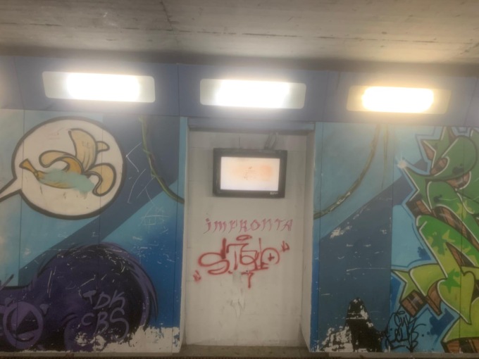 Stazione di Melzo: da due mesi non funziona il monitor nel sottopasso