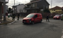 Incidente tra furgone e auto,  la portiera resta bloccata: intervento dei Vigili del fuoco a Carugate