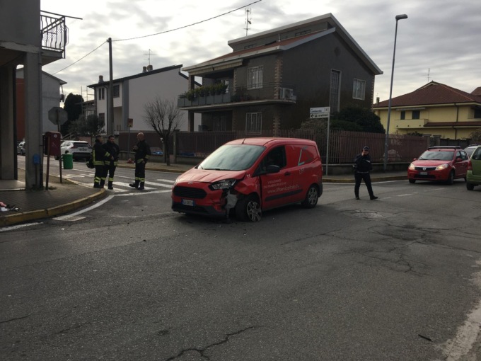 Incidente tra furgone e auto,  la portiera resta bloccata: intervento dei Vigili del fuoco a Carugate