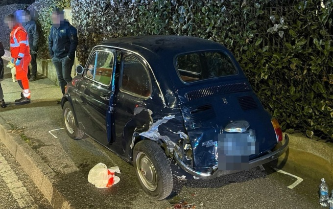 Con il furgone si schianta contro una Fiat 500 d’epoca ferma: brugherese in ospedale
