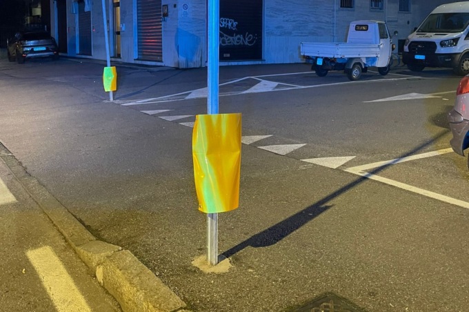 14enne che prende a calci la segnaletica a Brugherio: multato e i genitori pagheranno i danni