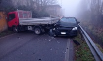 Incidente tra auto e camion: si incastrano e bloccano la strada